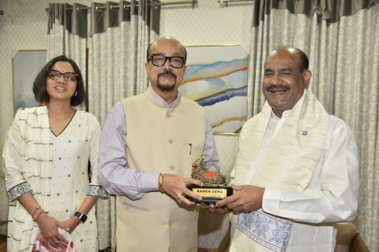राज्यपाल रमेन डेका ने लोकसभा अध्यक्ष ओम बिरला का किया आत्मीय स्वागत, स्मृति चिन्ह भेंट