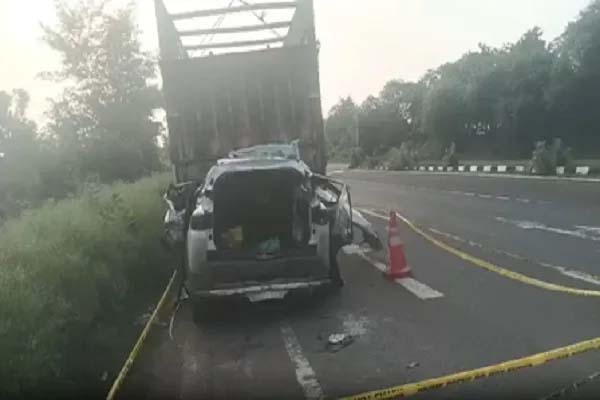 बिहार में बड़ा हादसा : तेज रफ्तार कार की ट्रक से भीषण टक्कर, तीन थाना प्रभारी समेत चार लोगों की मौत