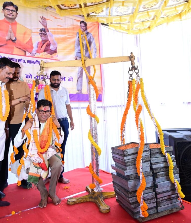 (रायपुर)जन्मदिवस पर मौसमी फलों और से तौले गए वित्त मंत्री ओपी चौधरी