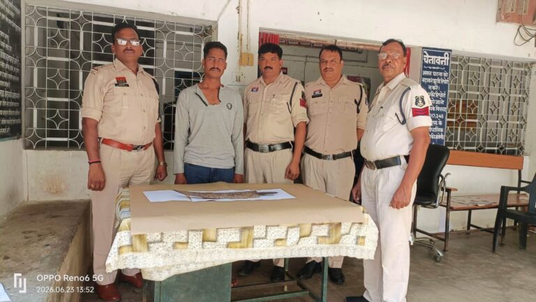 (रायगढ)कापू मेन रोड पर तलवार लहराकर लोगों को डरा रहा युवक गिरफ्तार, आम्र्स एक्ट के तहत कार्रवाई