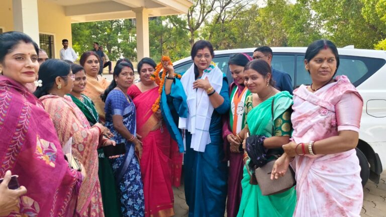 (धमतरी) महिला कांग्रेस प्रदेश अध्यक्ष संगीता सिन्हा ने धमतरी में ली बैठक