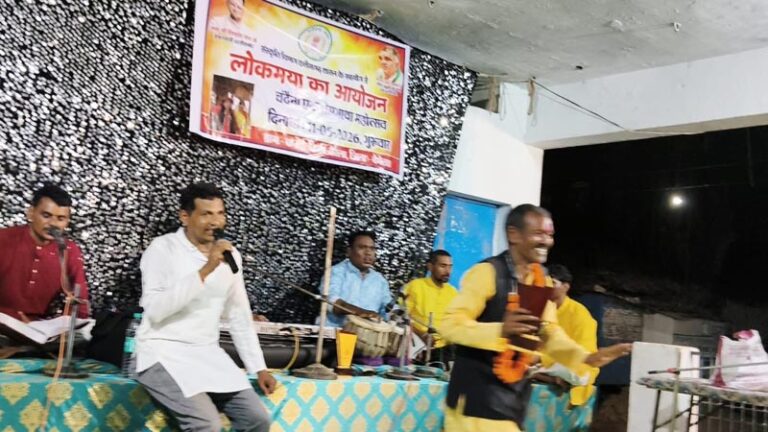 (दुर्ग) ग्रामीणजन देर रात तक सुनते रहे लोरिक -चंदा की प्राचीन लोक गाथा