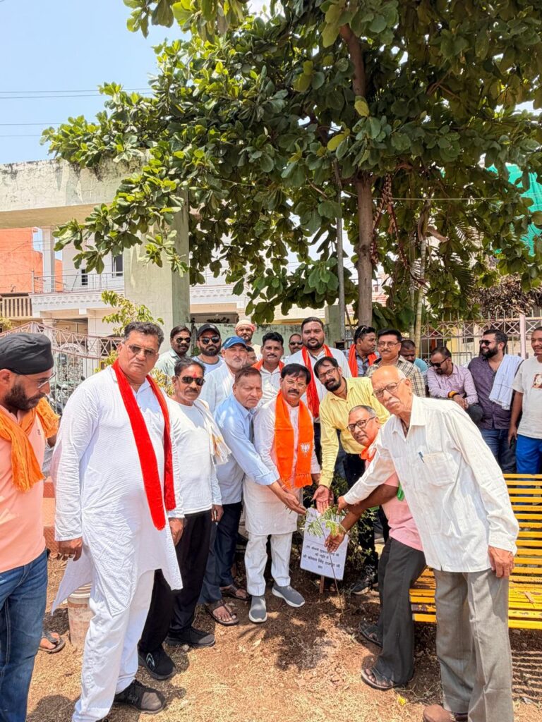 (धमतरी) एक पेड़ माँ के नाम अभियान के तहत भाजपा उत्तर मंडल ने किया वृक्षारोपण