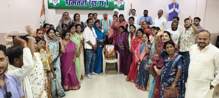 (धमतरी) कांग्रेस भवन में शहादत दिवस के रूप में याद किए गए ‘धरती आबाÓ भगवान बिरसा मुंडा, नेताओं ने अर्पित की भावभीनी श्रद्धांजलि