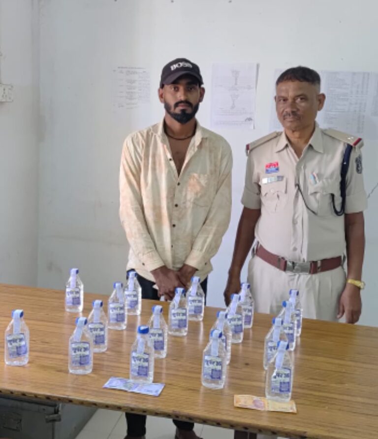 (राजनांदगांव) तुमडीबोड़ पुलिस की कार्रवाई: 18 पौवा अवैध शराब के साथ युवक गिरफ्तार