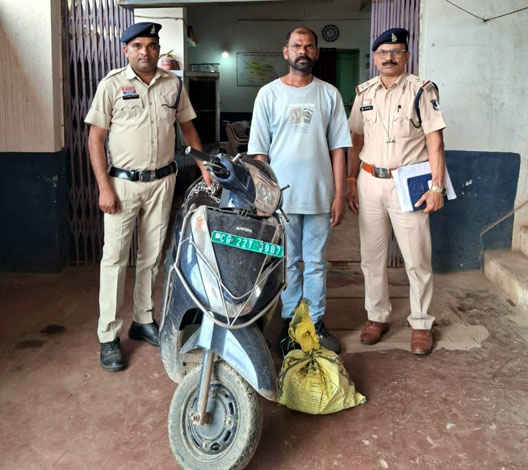 (सिमगा) समाधान सेल की सूचना पर कार्रवाई: 38 पाव अवैध शराब और ई-स्कूटी के साथ शराब कोचिया गिरफ्तार