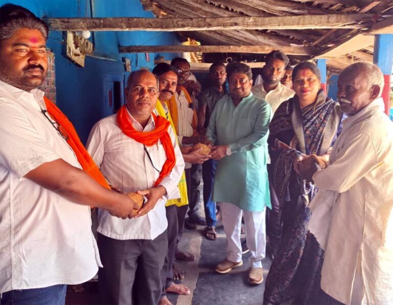 (धमतरी) भाजपा प्रदेश उपाध्यक्ष रंजना साहू ने गंगरेल मंडल में वरिष्ठजनों एवं समाज प्रमुखों से की आत्मीय भेंट