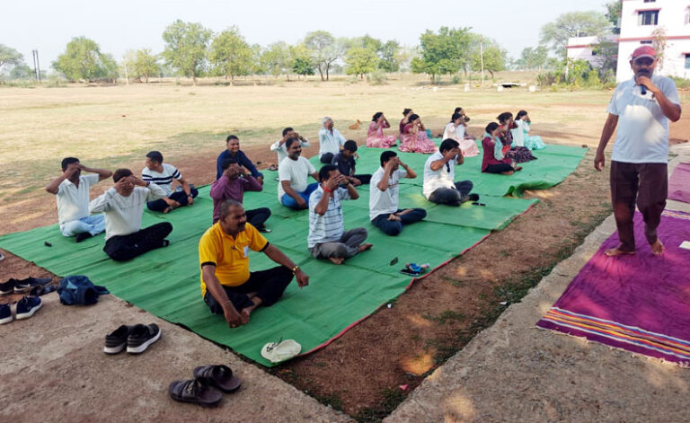 (धमतरी) तन व मन को स्वस्थ रखता है योगा – एल के उपाध्याय