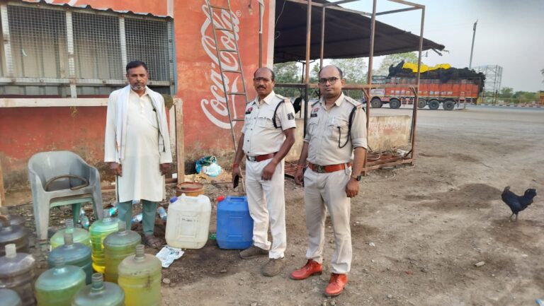 (राजनांदगांव) ढाबे में अवैध डीजल भंडारण व बिक्री का भंडाफोड़, 610 लीटर डीजल जब्त, एक आरोपी गिरफ्तार