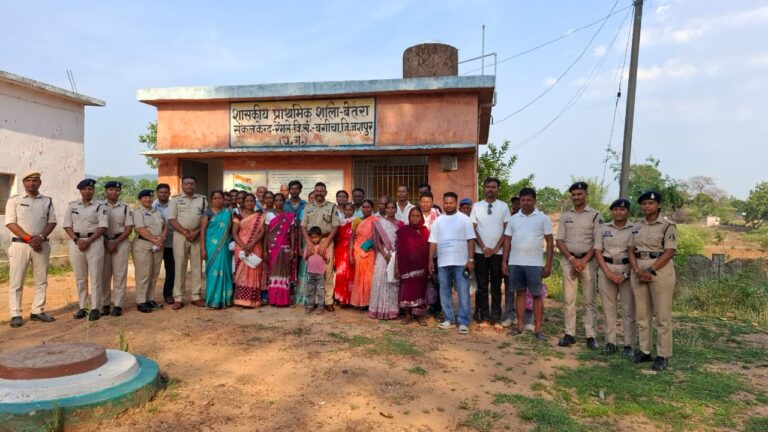 (जशपुर) ग्राम बेतरा में पुलिस जन-चौपाल, डीआईजी एवं एसएसपी ने ग्रामीणों से किया सीधा संवाद, कई समस्याओं का मौके पर समाधान