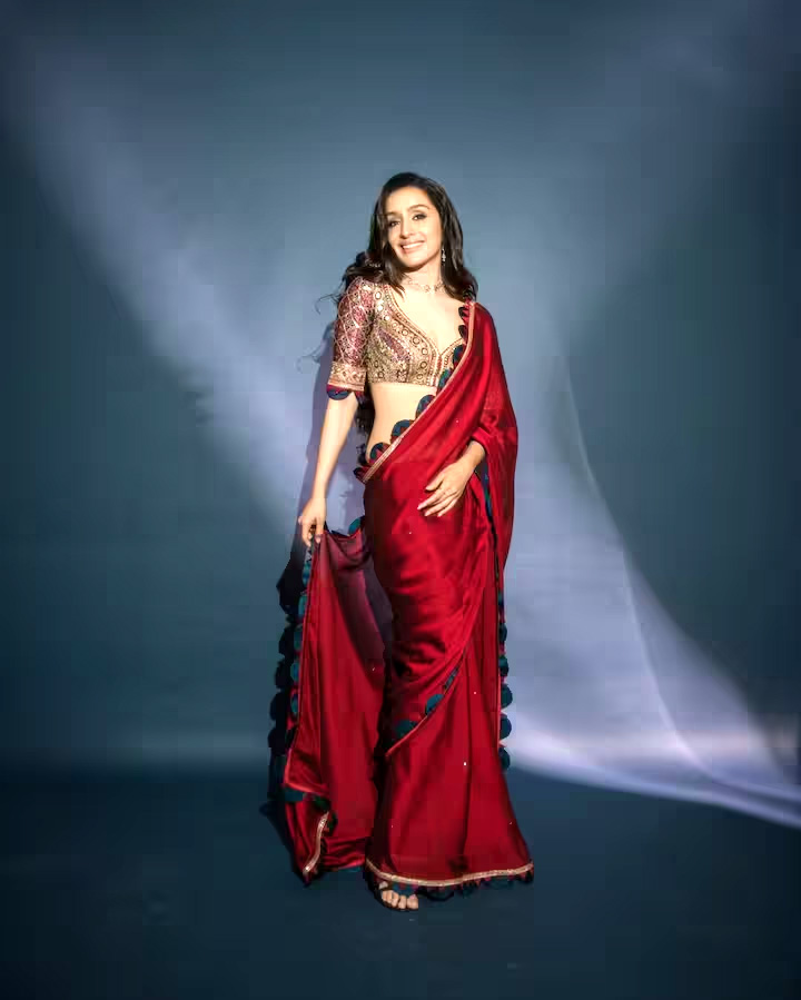 बेहद हसीन दिखती हैं ईठा एक्ट्रेस श्रद्धा कपूर, इंडियन हो या वेस्टर्न हर लुक में लगती हैं कमाल