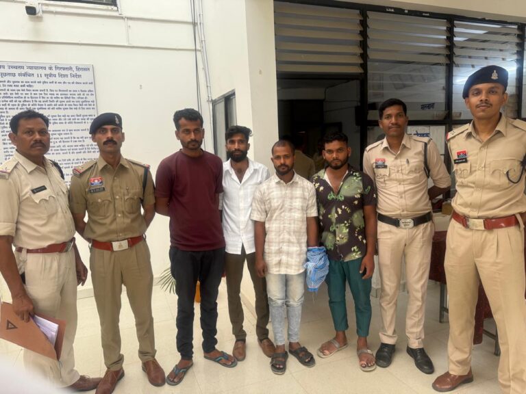 (बलरामपुर-रामानुजगंज) राष्ट्रीय राजमार्ग पर बस में लूट और मारपीट करने वाले चार आरोपी गिरफ्तार, बोलेरो वाहन जप्त