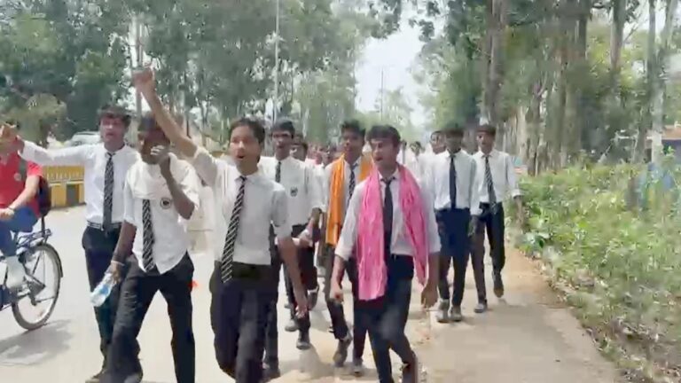 (सरगुजा) प्रयास आवासीय विद्यालय के छात्रों का फूटा गुस्सा, 10 किलोमीटर पैदल चलकर कलेक्टर कार्यालय पहुंच