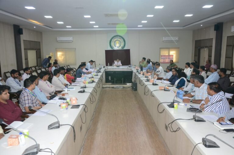 (रायपुर) जिला पंचायत सीईओ कुमार बिश्वरंजन ने ली स्कूल शिक्षा विभाग की समीक्षा बैठक