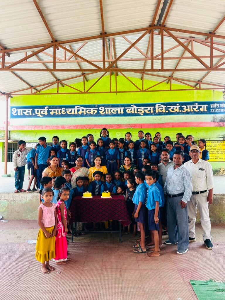 (रायपुर) बच्चों के चेहरों पर मुस्कान, कर्मचारियों का जन्मदिन बना यादगार