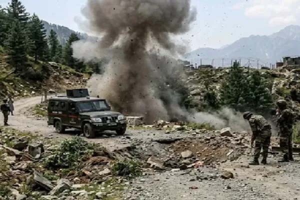 उरी सेक्टर के आर्मी कैंप में ग्रेनेड ब्लास्ट, दो जवान शहीद; पुंछ जिले में पाकिस्तानी किशोर भी पकड़ा