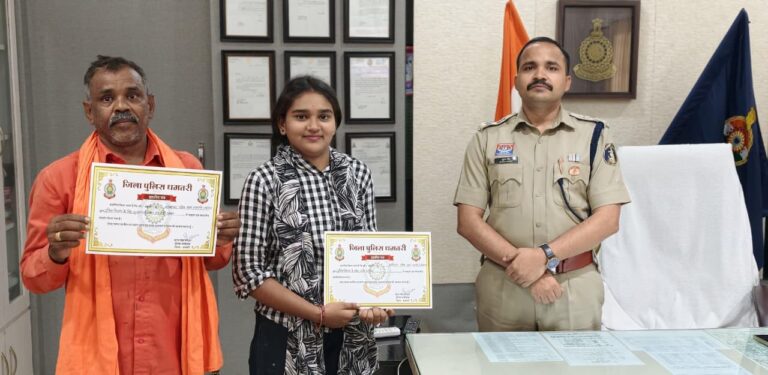 (धमतरी) श्रमिक पिता ने लिखा गीत, बेटी ने गाया, धमतरी एसपी ने किया सम्मानित