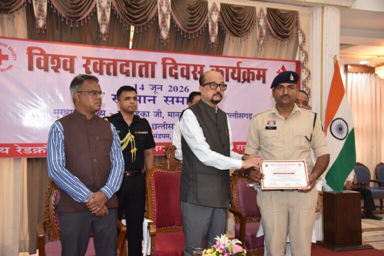 (गरियाबंद)गरियाबंद पुलिस में पदस्थ आरक्षक अखिलेश वैष्णव, विश्व रक्तदान दिवस पर महामहिम राज्यपाल के हाथों सम्मानित।