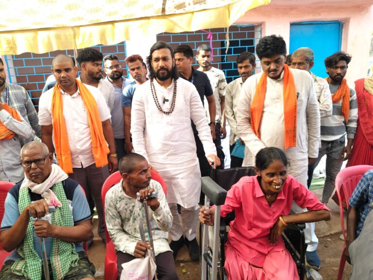 (रायपुर)सुशासन तिहार 2026: बुजुर्गों को छड़ी, दिव्यांगों को बैटरी ट्राइसाइकिल