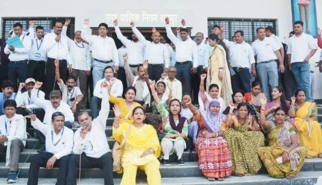(रायपुर) मांगें पूरी नहीं होने पर नगर निगम कर्मचारी हड़ताल की तैयारी में, मेयर को सौंपा ज्ञापन