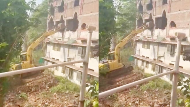 (रायपुर)सेंट पॉल स्कूल परिसर में चला बुलडोजर, सामुदायिक भवन के नाम पर कथित चर्च निर्माण पर प्रशासन की कार्रवाई