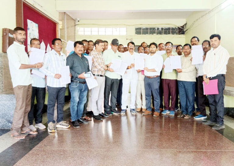 (जशपुरनगर) भृत्य से सहायक ग्रेड-3 पद पर पदोन्नति से कर्मचारियों में खुशी की लहर