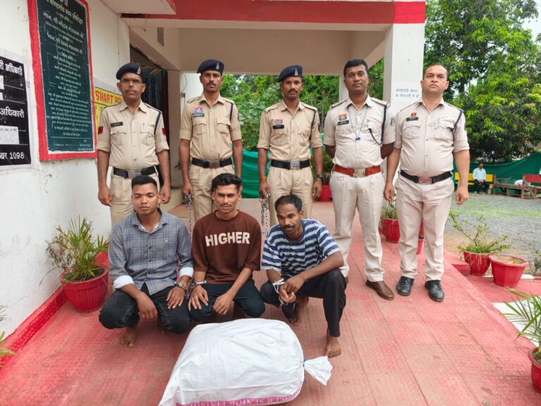 (कोण्डागांव) ग्लैमर बाइक से गांजा तस्करी करने वाला आरोपी गिरफ्तार, 6.837 किलो गांजा जब्त; तीन आरोपी पहुंचे जेल