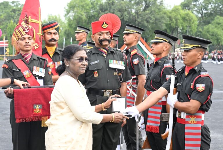 भारत के राष्ट्रपति ने भारतीय सैन्य अकादमी में 158वें नियमित पाठ्यक्रम और 141वें तकनीकी स्नातक पाठ्यक्रम की पासिंग आउट परेड का निरीक्षण किया