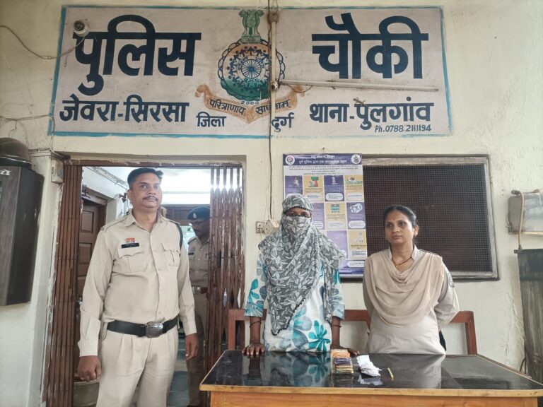 (दुर्ग) सिरसा खुर्द में सट्टा पट्टी लिख रही महिला गिरफ्तार, 4,900 रुपये नकद और सट्टा सामग्री जब्त
