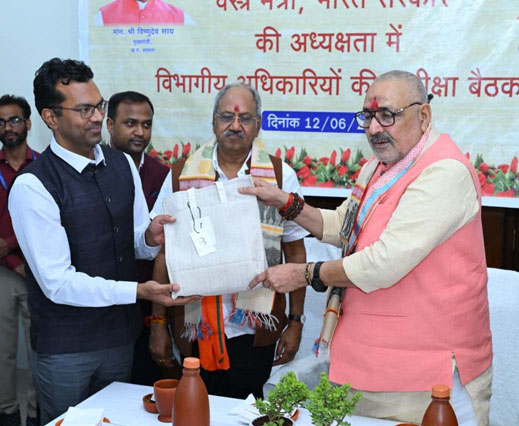 (रायपुर) रेशम, खादी और हथकरघा क्षेत्र को नई दिशा: केंद्रीय वस्त्र मंत्री गिरिराज सिंह ने दिए महत्वपूर्ण निर्देश