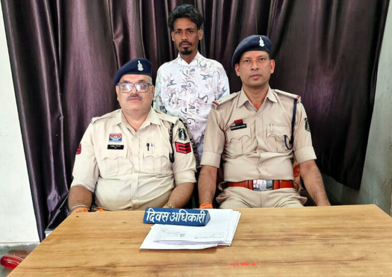 (जांजगीर) राहगीरों को चाकू दिखाकर दहशत फैलाने वाला आरोपी गिरफ्तार, कोतवाली पुलिस की त्वरित कार्रवाई