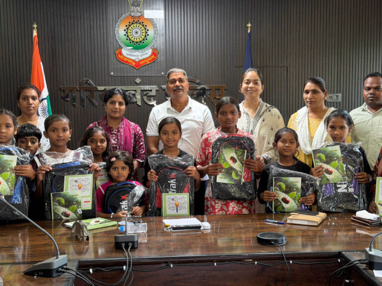 (गरियाबंद) नुक्कड़ नाटक से समाज को जागरूक कर रहे बारूला के बच्चों को गरियाबंद पुलिस ने किया सम्मानित