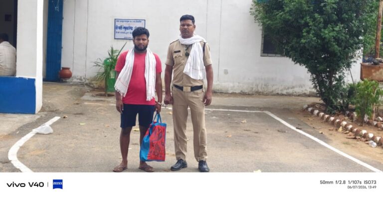 (सरगुजा)किराये के मकान से चल रहा था अवैध शराब का कारोबार, 38 लीटर शराब के साथ युवक गिरफ्तार