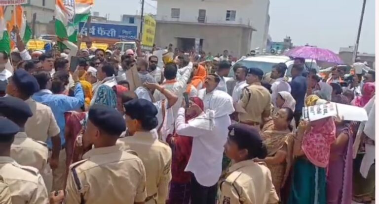 (रायपुर) सुशासन तिहार में हंगामा : विधायक की गाड़ी के सामने लेटे कांग्रेसी, भाजपा कार्यकर्ताओं से झड़प