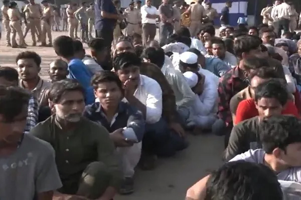 अहमदाबाद में अवैध घुसपैठ के खिलाफ बड़ी कार्रवाई, 131 बांग्लादेशी नागरिक पकड़े गए; पूछताछ जारी