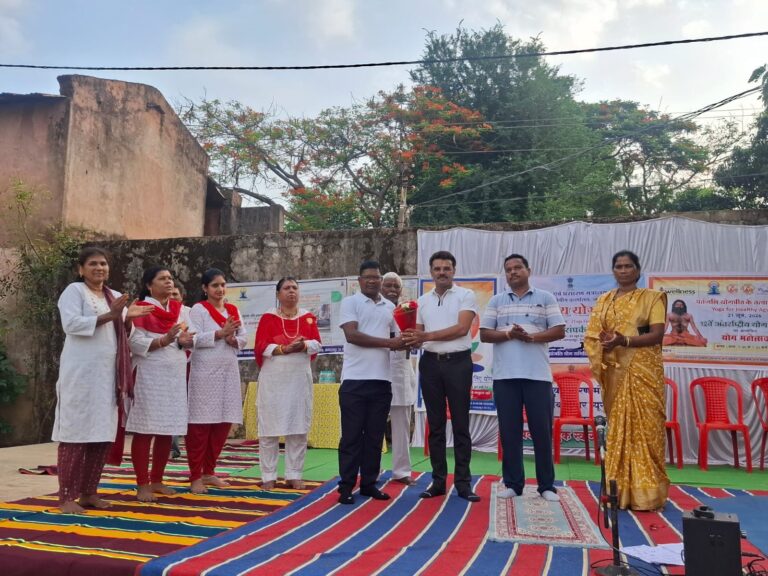 (जगदलपुर)केंद्रीय संचार ब्यूरो, जगदलपुर द्वारा हाटकचोरा में एक दिवसीय योग शिविर का आयोजन