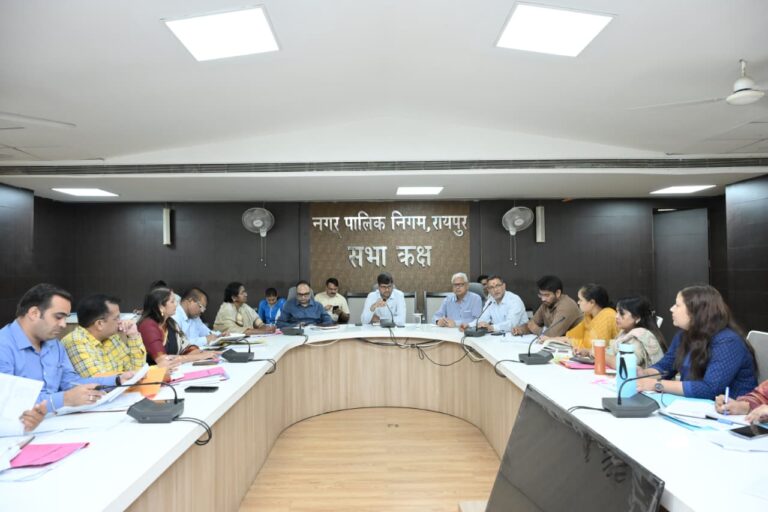 (रायपुर) आयुक्त मिश्रा ने रायपुर नगर निगम के सभी 10 जोनों को मिलाकर प्रतिदिन 1 करोड़ रूपये का राजस्व वसूलने का पुन: दिया लक्ष्य