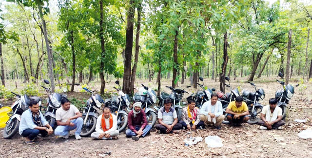 (मुंगेली) ऑपरेशन ‘बाज’ में मुंगेली पुलिस की बड़ी कार्रवाई, जंगल में जुआ खेलते 9 जुआरी गिरफ्तार