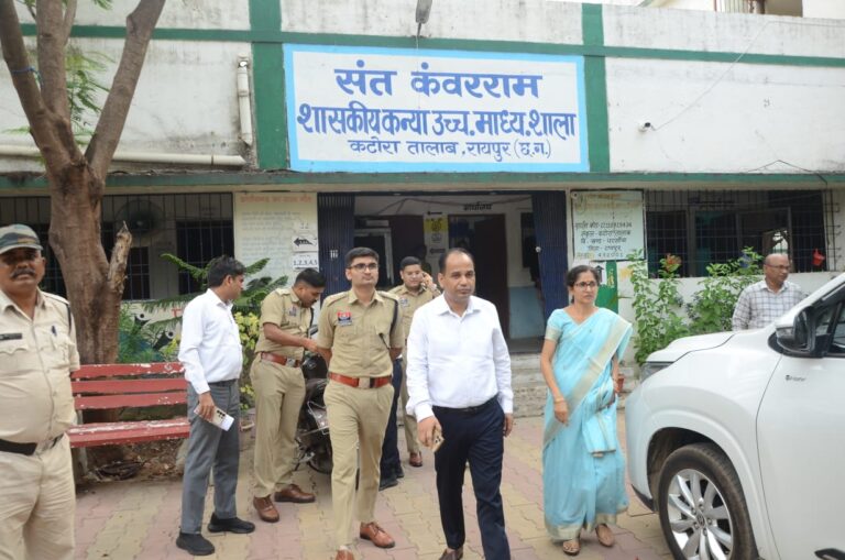 (रायपुर) कलेक्टर डॉ. गौरव सिंह ने नीट परीक्षा की तैयारियों का लिया जायजा