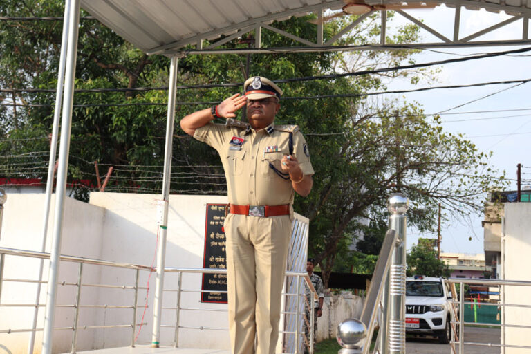 (अंबिकापुर) सरगुजा में जनरल परेड का निरीक्षण, डीआईजी-एसएसपी ने अनुशासन और बेहतर कार्यप्रणाली पर दिया जोर