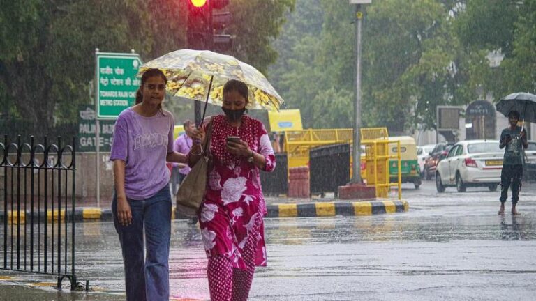 बदला मौसम का मिजाज: कई राज्यों में तेज बारिश, दिल्ली में आंधी और ओलों की चेतावनी