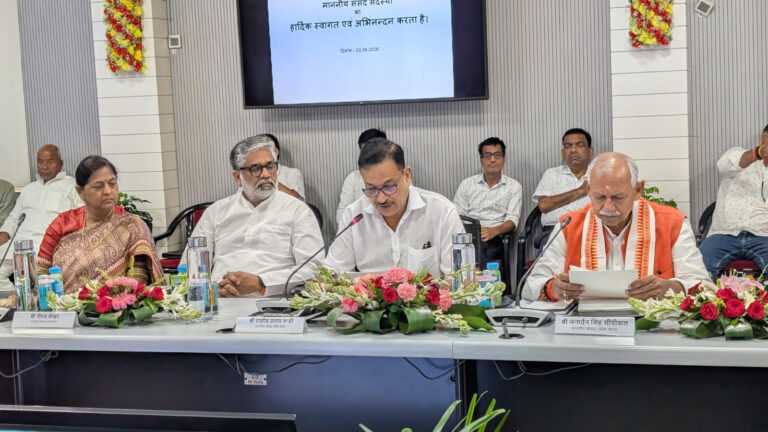 रुडी की अध्यक्षता में वाराणसी मंडल संसदीय समिति की बैठक संपन्न