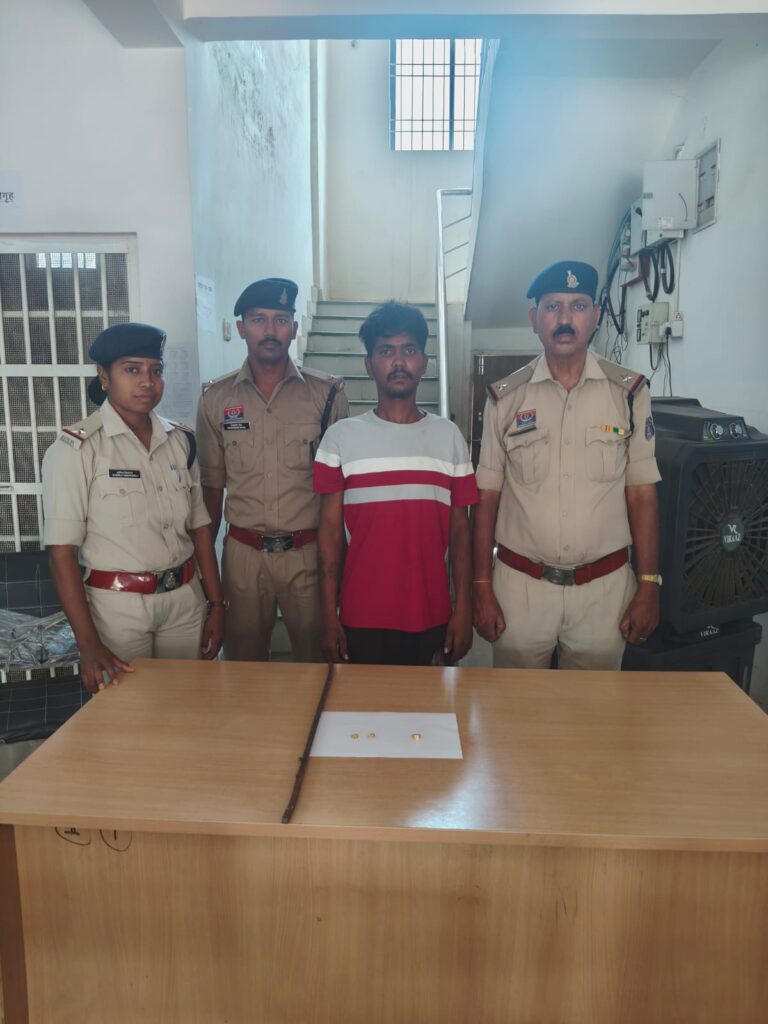 (दुर्ग) दुर्ग पुलिस की कार्रवाई: सूने मकान में चोरी करने वाला आरोपी गिरफ्तार, सोने के आभूषण और औजार बरामद