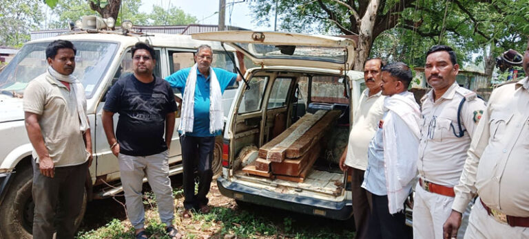 (सूरजपुर) वन विभाग की बड़ी कार्रवाई, ओमनी वैन सहित 9 नग साल चिरान जब्त