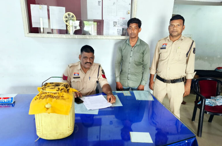 (बिलासपुर) हिर्री पुलिस की कार्रवाई: 11 लीटर कच्ची महुआ शराब के साथ आरोपी गिरफ्तार, न्यायिक रिमांड पर भेजा गया