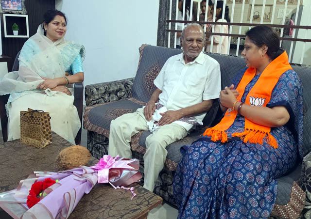 (धमतरी) विशेष जनसंपर्क अभियान के तहत धमतरी में वरिष्ठजनों का सम्मान