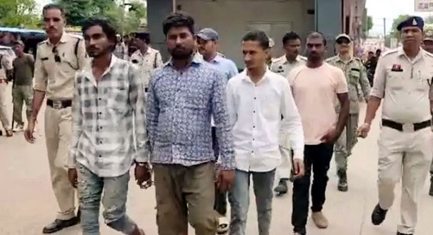 (कबीरधाम) जिला पंचायत सदस्य पर हमला करने वालों का पुलिस ने निकाला जुलुस