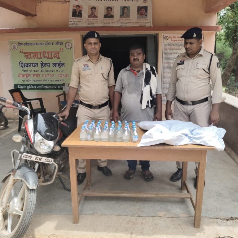 (महासमुंद) समाधान सेल की सूचना पर कार्रवाई: 40 पाव देशी शराब के साथ शराब कोचिया गिरफ्तार