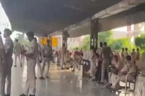 पटना में पुलिस भर्ती अभ्यर्थियों का बवाल, स्पेशल ट्रेन में की भारी तोड़फोड़, लाठीचार्ज और हवाई फायरिंग से दहला स्टेशन