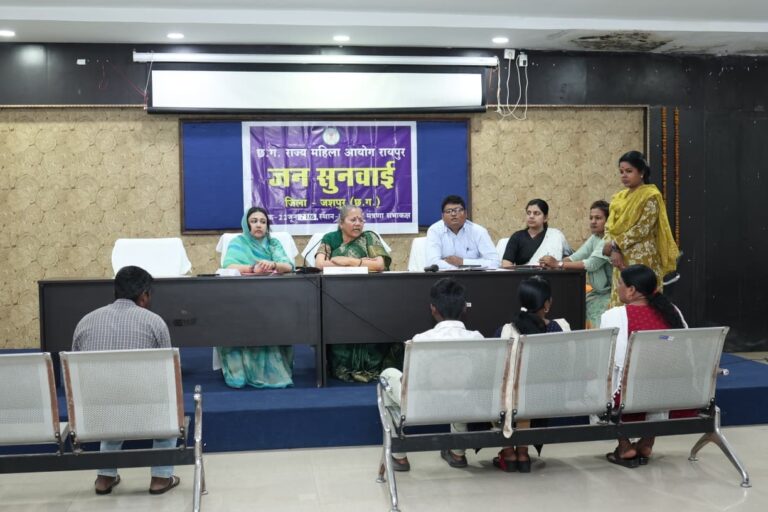 (जशपुर)आर्मी अनावेदक पिछले 6 वर्ष से आवेदिका का करता था शोषण उससे एक बच्ची होने के बाद भी नहीं किया विवाह। आयोग के निर्देश पर महिला एवं बाल विकास विभाग करायेगा विवाह।